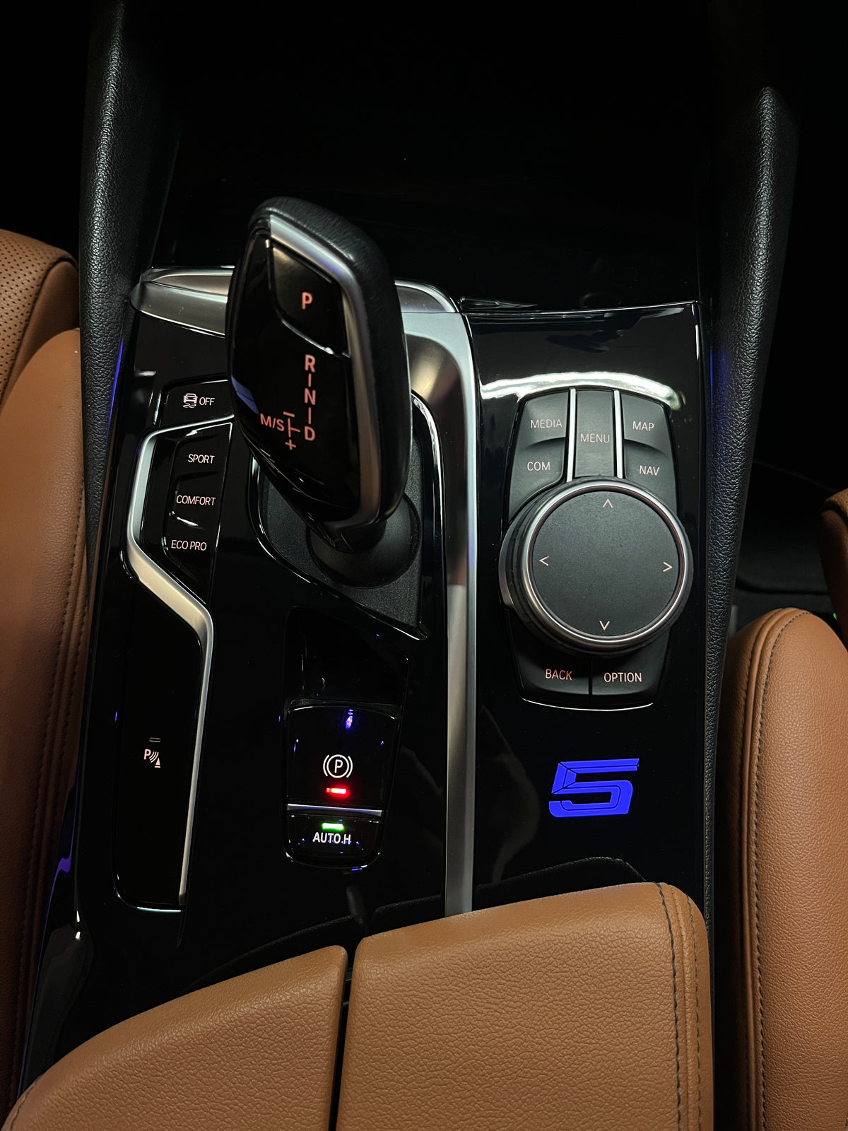 BMW G30/31 - Ambient belysning midter konsol